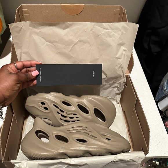 2023 Yeezy Foam Runner \'Stone taupe